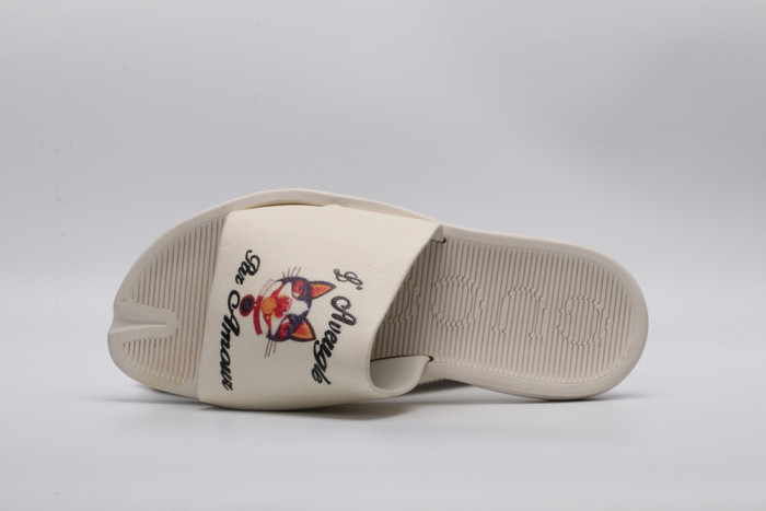 G*u*i slippers