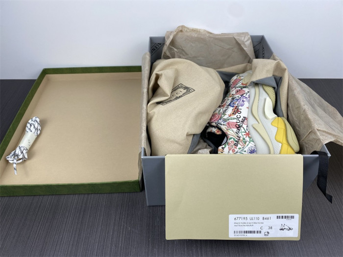 G*u*i*blcg triple s sneaker 677195 ul110 8461