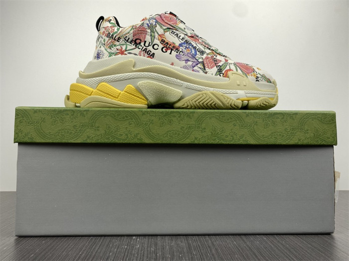 G*u*i*blcg triple s sneaker 677195 ul110 8461