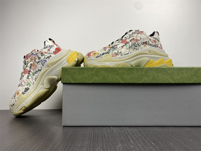 G*u*i*blcg triple s sneaker 677195 ul110 8461