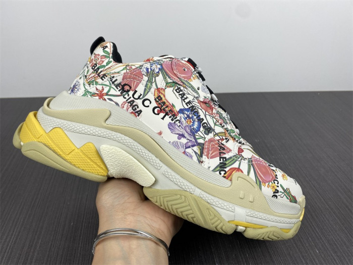 G*u*i*blcg triple s sneaker 677195 ul110 8461