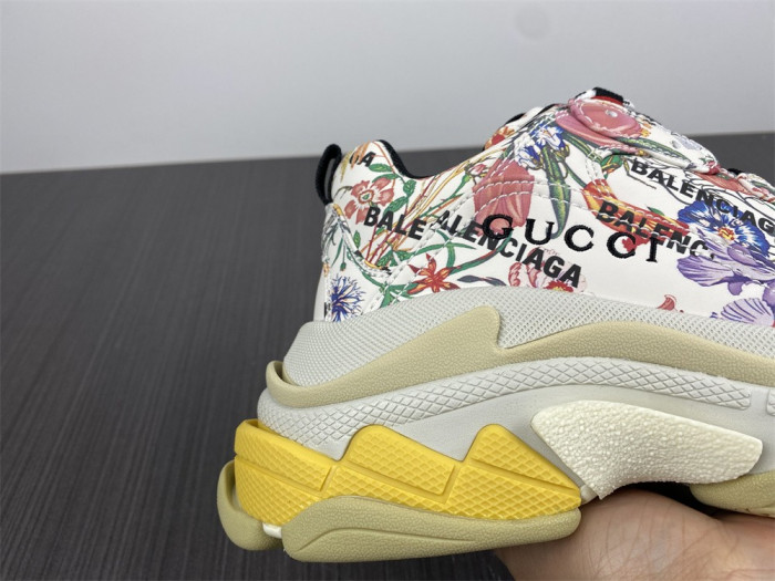 G*u*i*blcg triple s sneaker 677195 ul110 8461