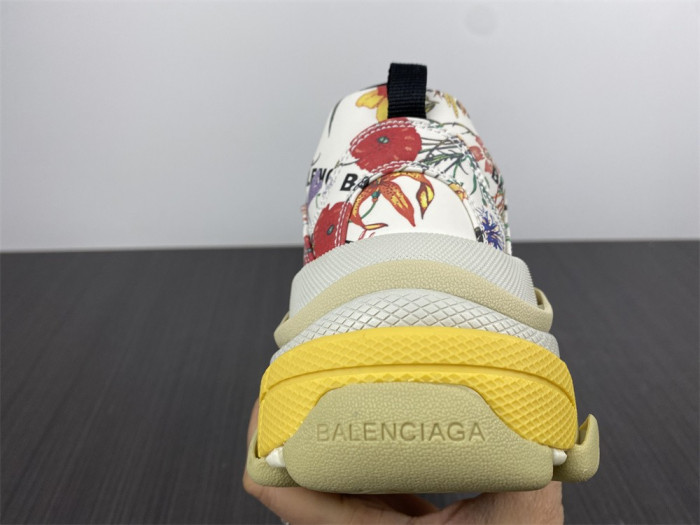 G*u*i*blcg triple s sneaker 677195 ul110 8461