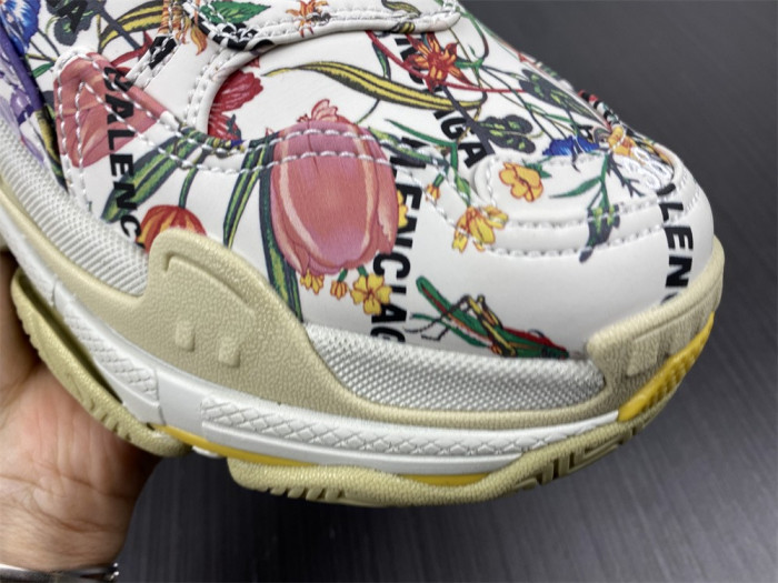 G*u*i*blcg triple s sneaker 677195 ul110 8461