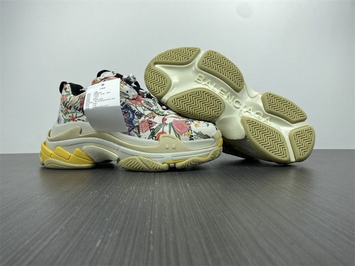 G*u*i*blcg triple s sneaker 677195 ul110 8461