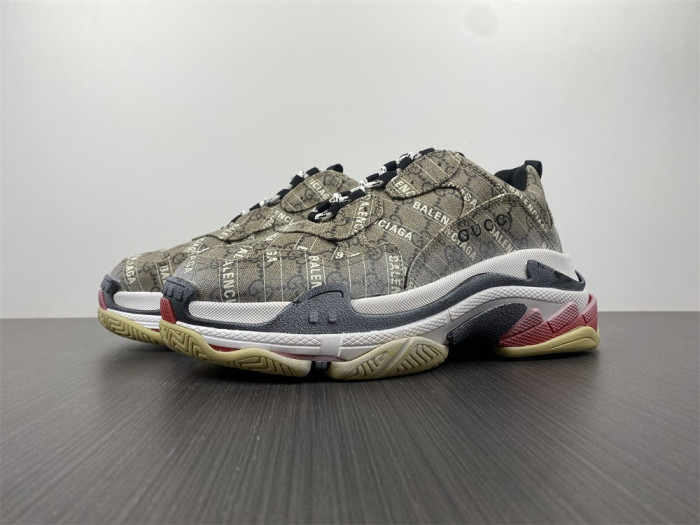 G*u*i*blcg triple s sneaker 677192 ulz10 9795