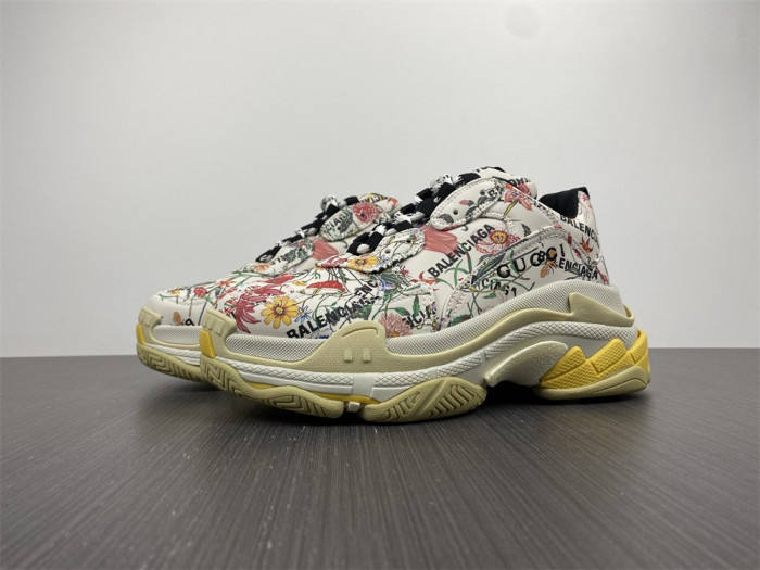 G*u*i*blcg triple s sneaker 677195 ul110 8461