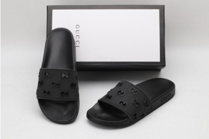 G*u*i slippers