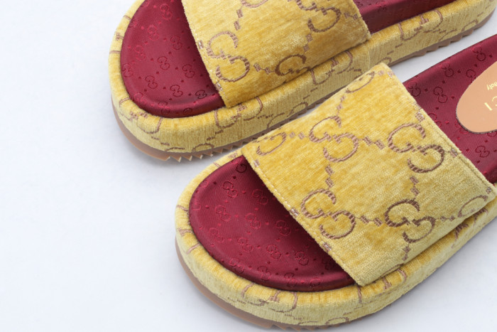 G*u*i slippers
