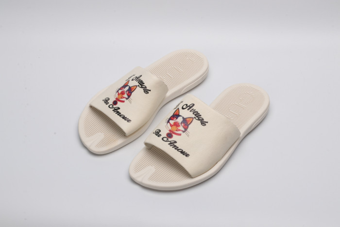 G*u*i slippers