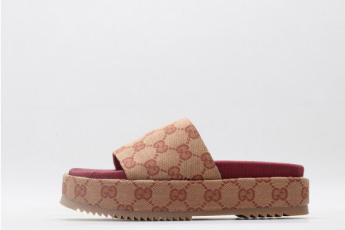 G*u*i slippers