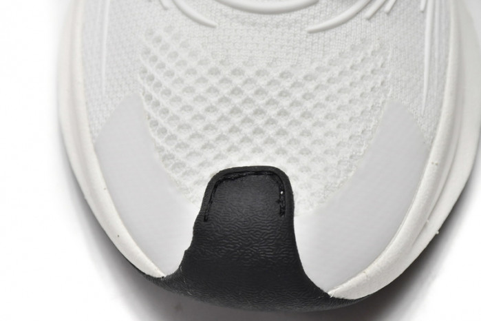 G*u*i run sneakers white