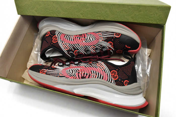 G*u*i run sneakers black red