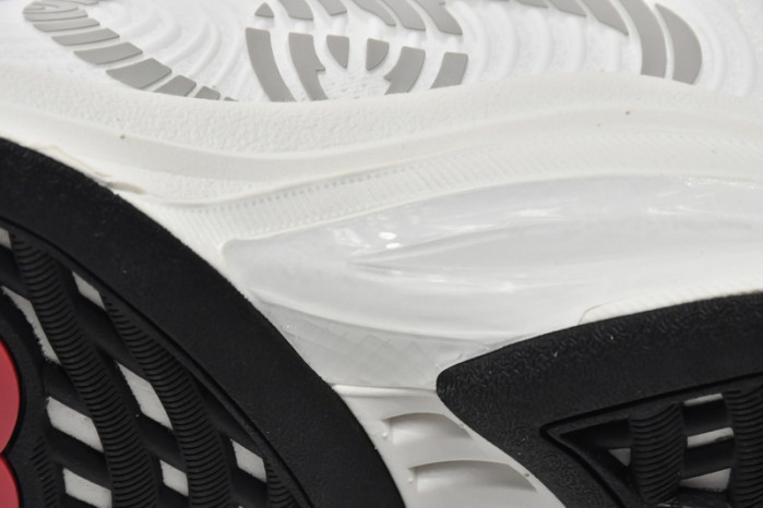 G*u*i run sneakers white