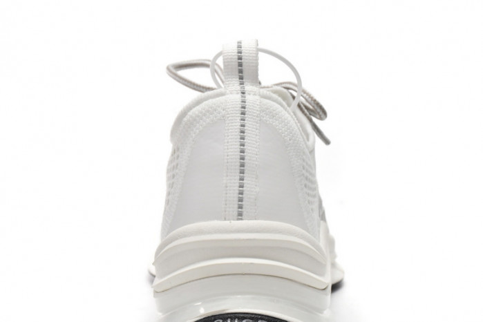 G*u*i run sneakers white