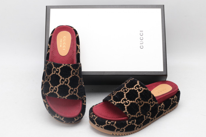 G*u*i slippers