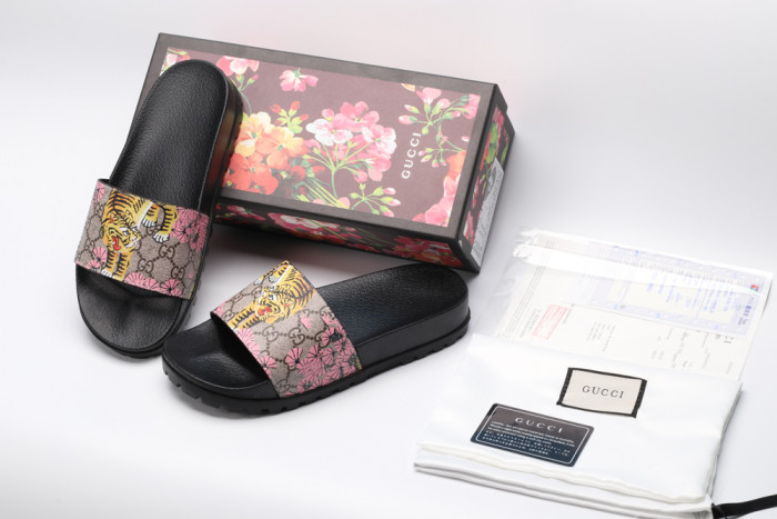 G*u*i slippers