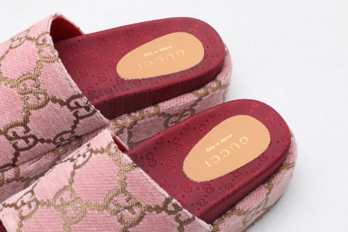 G*u*i slippers