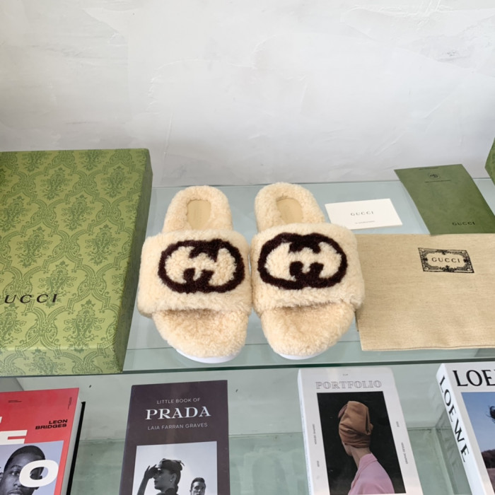 G*u*i slipper