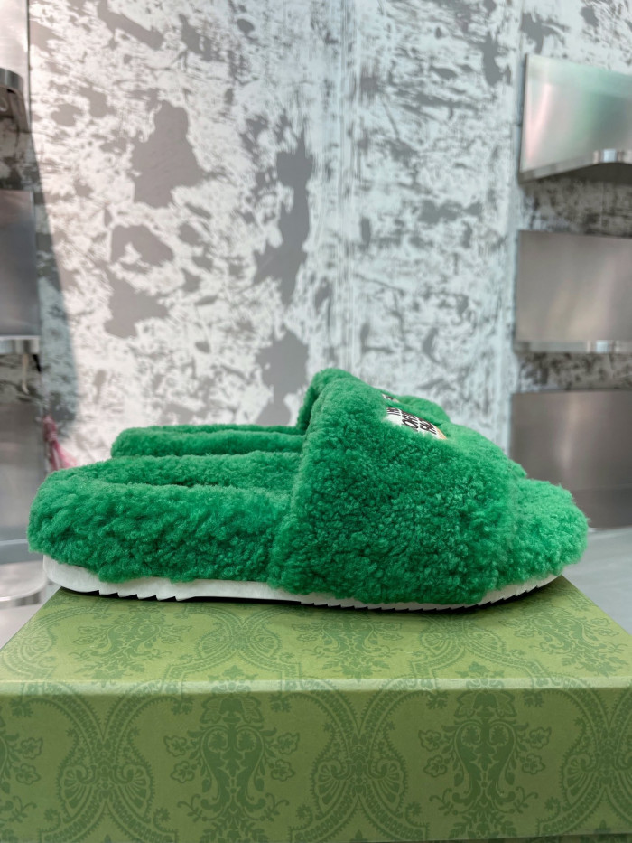 G*u*i slippers
